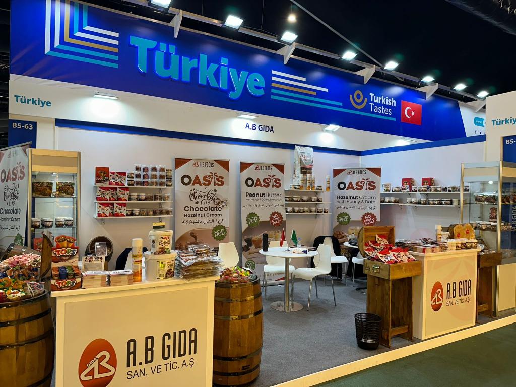 Riyadh'da bugün kapılarını açan &#34;The Saudifood Show&#34; fuarı, gıda sektörünün önde gelen firmalarını bir araya getiriyor. Türkiye'nin köklü gıda üreticilerinden A.B. Gıda da, bu önemli etkinlikte yerini alarak OASIS markasıyla fındık ve fıstık ezmesi ürünlerini Suudi Arabistan pazarına tanıtıyor.