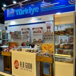 Riyadh'da bugün kapılarını açan &#34;The Saudifood Show&#34; fuarı, gıda sektörünün önde gelen firmalarını bir araya getiriyor. Türkiye'nin köklü gıda üreticilerinden A.B. Gıda da, bu önemli etkinlikte yerini alarak OASIS markasıyla fındık ve fıstık ezmesi ürünlerini Suudi Arabistan pazarına tanıtıyor.