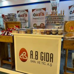 Riyadh'da bugün kapılarını açan &#34;The Saudifood Show&#34; fuarı, gıda sektörünün önde gelen firmalarını bir araya getiriyor. Türkiye'nin köklü gıda üreticilerinden A.B. Gıda da, bu önemli etkinlikte yerini alarak OASIS markasıyla fındık ve fıstık ezmesi ürünlerini Suudi Arabistan pazarına tanıtıyor.