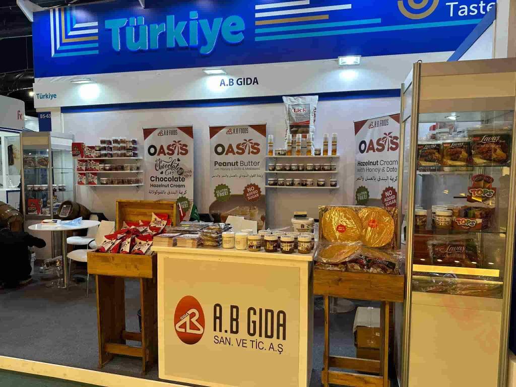 Riyadh'da bugün kapılarını açan &#34;The Saudifood Show&#34; fuarı, gıda sektörünün önde gelen firmalarını bir araya getiriyor. Türkiye'nin köklü gıda üreticilerinden A.B. Gıda da, bu önemli etkinlikte yerini alarak OASIS markasıyla fındık ve fıstık ezmesi ürünlerini Suudi Arabistan pazarına tanıtıyor.
