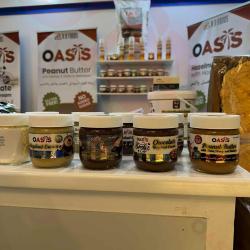 Riyadh'da bugün kapılarını açan &#34;The Saudifood Show&#34; fuarı, gıda sektörünün önde gelen firmalarını bir araya getiriyor. Türkiye'nin köklü gıda üreticilerinden A.B. Gıda da, bu önemli etkinlikte yerini alarak OASIS markasıyla fındık ve fıstık ezmesi ürünlerini Suudi Arabistan pazarına tanıtıyor.
