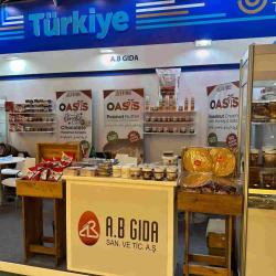 Riyadh'da bugün kapılarını açan &#34;The Saudifood Show&#34; fuarı, gıda sektörünün önde gelen firmalarını bir araya getiriyor. Türkiye'nin köklü gıda üreticilerinden A.B. Gıda da, bu önemli etkinlikte yerini alarak OASIS markasıyla fındık ve fıstık ezmesi ürünlerini Suudi Arabistan pazarına tanıtıyor.