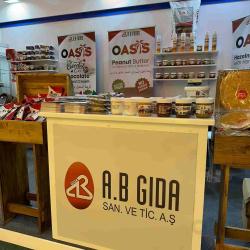 Riyadh'da bugün kapılarını açan &#34;The Saudifood Show&#34; fuarı, gıda sektörünün önde gelen firmalarını bir araya getiriyor. Türkiye'nin köklü gıda üreticilerinden A.B. Gıda da, bu önemli etkinlikte yerini alarak OASIS markasıyla fındık ve fıstık ezmesi ürünlerini Suudi Arabistan pazarına tanıtıyor.