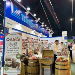 Riyadh'da bugün kapılarını açan &#34;The Saudifood Show&#34; fuarı, gıda sektörünün önde gelen firmalarını bir araya getiriyor. Türkiye'nin köklü gıda üreticilerinden A.B. Gıda da, bu önemli etkinlikte yerini alarak OASIS markasıyla fındık ve fıstık ezmesi ürünlerini Suudi Arabistan pazarına tanıtıyor.