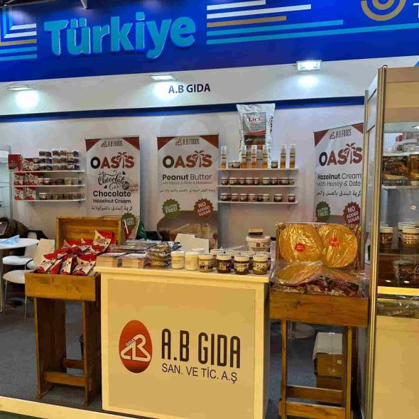 Riyadh'da bugün kapılarını açan "The Saudifood Show" fuarı, gıda sektörünün önde gelen firmalarını bir araya getiriyor. Türkiye'nin köklü gıda üreticilerinden A.B. Gıda da, bu önemli etkinlikte yerini alarak OASIS markasıyla fındık ve fıstık ezmesi ürünlerini Suudi Arabistan pazarına tanıtıyor.