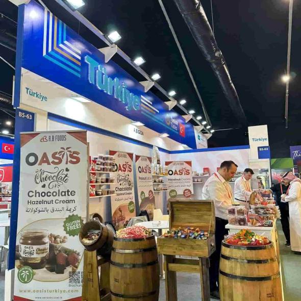Riyadh'da bugün kapılarını açan "The Saudifood Show" fuarı, gıda sektörünün önde gelen firmalarını bir araya getiriyor. Türkiye'nin köklü gıda üreticilerinden A.B. Gıda da, bu önemli etkinlikte yerini alarak OASIS markasıyla fındık ve fıstık ezmesi ürünlerini Suudi Arabistan pazarına tanıtıyor.