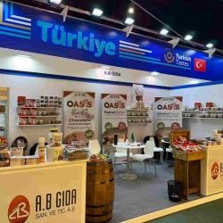 Riyadh'da bugün kapılarını açan "The Saudifood Show" fuarı, gıda sektörünün önde gelen firmalarını bir araya getiriyor. Türkiye'nin köklü gıda üreticilerinden A.B. Gıda da, bu önemli etkinlikte yerini alarak OASIS markasıyla fındık ve fıstık ezmesi ürünlerini Suudi Arabistan pazarına tanıtıyor.