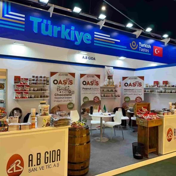 Riyadh'da bugün kapılarını açan "The Saudifood Show" fuarı, gıda sektörünün önde gelen firmalarını bir araya getiriyor. Türkiye'nin köklü gıda üreticilerinden A.B. Gıda da, bu önemli etkinlikte yerini alarak OASIS markasıyla fındık ve fıstık ezmesi ürünlerini Suudi Arabistan pazarına tanıtıyor.